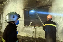 Lực lượng phòng cháy khẩn trương dập tắt đám cháy. (Ảnh: TTXVN)