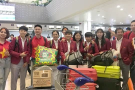 Đội tuyển bóng đá nam và nữ làm thủ tục chuẩn bị về nước.