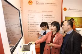 Thực hiện chữ ký số trên Cổng Dịch vụ công Quốc gia. (Ảnh: TTXVN)
