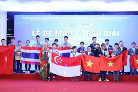 Trao huy chương Vàng môn Toán cho học sinh bảng A đạt giải. (Ảnh: Thanh Tùng/TTXVN)