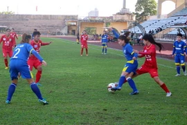 Một tình huống trong trận đấu ngày khai mạc giữa đội U19 Than Khoáng Sản Việt Nam và U19 Hà Nội. (Ảnh: Đại Nghĩa/TTXVN)