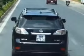 Tài xế xe sang Lexus không nhường đường xe cứu hỏa làm nhiệm vụ. (Ảnh cắt từ clip)