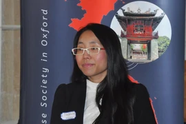 Tiến sỹ Nguyễn Thảo Nguyên trình bày mô hình kết nối trường đại học với các doanh nghiệp Anh. (Ảnh: Phóng viên TTXVN tại Anh)