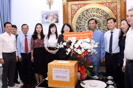 Phó Chủ tịch nước Đặng Thị Ngọc Thịnh chúc mừng Giáng sinh 2029, mừng năm mới 2020 gia đình Hiệp sỹ Đại Thánh giá Lê Đức Thịnh. (Ảnh: Xuân Khu/TTXVN)