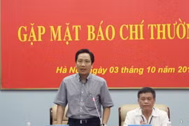 Thứ trưởng Bộ Nội vụ Trần Anh Tuấn (bên trái). (Ảnh: Trọng Đức/TTXVN)