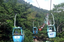 Hệ thống cáp treo giúp du khách thưởng ngoạn cảnh đẹp của Khu du lịch núi Bà Đen. (Ảnh: Thế Thuần/TTXVN) 