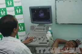 Khám, sàng lọc bệnh tim miễn phí cho người nghèo. (Ảnh: Kim Há/TTXVN)