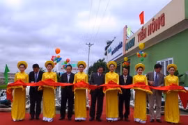 Cắt băng khai trương đại lý Công ty. (Ảnh: Trịnh Duy Hưng/Vietnam+)