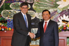 Bộ trưởng Bộ Tài chính Đinh Tiến Dũng đón tiếp và hội đàm với Bộ trưởng Bộ Tài chính Hoa Kỳ Jacob J.Lew. (Ảnh: Phạm Hậu/TTXVN)