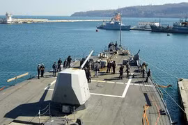 Tàu khu trục có tên lửa dẫn đường của Mỹ USS Truxtun ở că cứ Varna của Bulgaria tại Biển Đen (Nguồn: AFP)