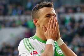 Trái bóng ba lần chạm khung gỗ trong pha hỏng ăn khó tin