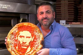 [Photo] Vẽ chân dung sao World Cup 2014 trên bánh pizza