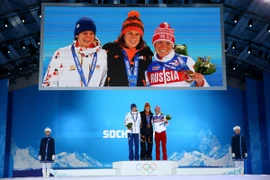 Tổng thống Nga Putin ôm mừng VĐV đồng tính ở Sochi