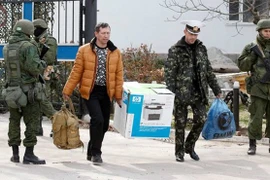 Binh sĩ Ukraine rời trụ sở Hải quân ở Sevastopol sau khi căn cứ này bị tự vệ Crimea chiếm giữ (Nguồn: RT)