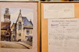 Tranh màu nước của Adolf Hitler được bán với giá 190.000 USD