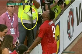 [Video] Sturridge bị CĐV nhà ném vỏ lon bia vì lỡ quá nhiều cơ hội