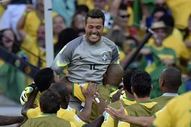 Điệu samba lạc nhịp, chủ nhà Brazil "lê lết" vào vòng tứ kết