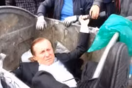 Nghị sĩ Ukraine thân Yanukovych bị đám đông ném vào thùng rác