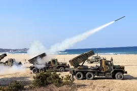 Đạn pháo của quân đội Triều Tiên bắn ra từ bờ biển nước này (Nguồn: KCNA)