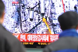 Người dân Hàn Quốc theo dõi thông tin về tinh hình hạt nhân Triều Tiên trên truyền hình (Nguồn: AFP)