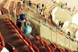 Cổ động viên Nhật khiến cả thế giới cảm phục vì nhặt rác sau trận đấu