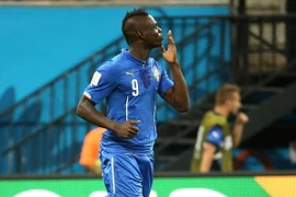 Balotelli hứa giải cứu tuyển Anh nếu được Nữ hoàng hôn lên má
