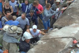 Bé trai được giải cứu thần kỳ sau cuộc không kích của quân Ukraine