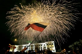 Người dân Crimea bắn pháo hoa mừng sáp nhập Nga (Nguồn: RIA)