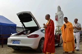 Đại gia Trung Quốc thỉnh sư cụ làm phép cho siêu xe Porsche