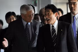Ngoại trưởng Nhật Bản Fumio Kishida (phải) và người đồng cấp Philippines Albert del Rosario (Nguồn:: Strait Times)