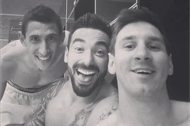 Messi "tự sướng" sau khi lập kỷ lục 4 lần hay nhất trận