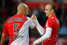 [Video] Berbatov lại lập siêu phẩm trong màu áo Monaco