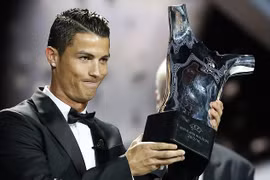 Cristiano Ronaldo lại có phát biểu gây tranh cãi về Mourinho và Messi