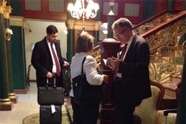 Bức ảnh của kênh RT công bố cho thấy thực tế các quan chức OSCE đã có mặt ở Simferopol, thủ phủ của Crimea (Nguồn:RT)