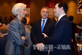Tổng Giám đốc Quỹ tiền tệ quốc tế (IMF) Christine Lagarde (trái) và Bộ trưởng Tài chính Anh George Osbourne (phải) trước Hội nghị. AFP/ TTXVN
