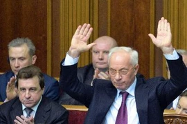Thủ tướng Nikolay Azarov đã chấp nhận "đầu hàng" (Nguồn: AFP/TTXVN)