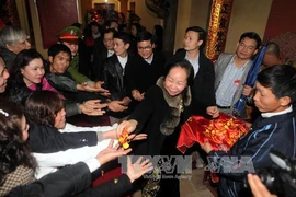 Phó Chủ tịch nước Nguyễn Thị Doan phát túi lương cho các đại biểu dự lễ hội Trần Thương năm 2012. Ảnh: Thanh Tùng-TTVXN