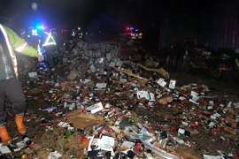 Cả ngàn chai rượu vang đổ xuống đường, không có "hôi của"