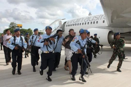 Hành khách say rượu xông vào buồng lái máy bay Australia