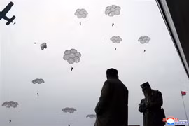 Nhà lãnh đạo Triều Tiên Kim Jong-un (trái) thị sát buổi diễn tập huấn luyện đổ bộ từ trên không của các đơn vị Không quân và Phòng không nước này, ngày 18/11/2019. (Ảnh: YONHAP/TTXVN)