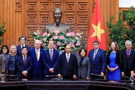 Thủ tướng Nguyễn Xuân Phúc với Đoàn các Giáo sư Đại học Harvard Kennedy, Hoa Kỳ. (Ảnh: Thống Nhất/TTXVN)