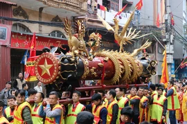 Nghi thức lễ hội rước pháo Đồng Kỵ (Bắc Ninh). (Ảnh: Đinh Văn Nhiều/TTXVN)