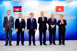Đại tướng Tô Lâm, Bộ trưởng Bộ Công an Việt Nam trao Huân trương hữu nghị cho các cá nhân Bộ Nội vụ Vương quốc Campuchia. (Ảnh: TTXVN phát)