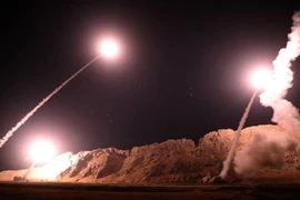Tên lửa được phóng từ Iran nhằm vào các mục tiêu quân sự của Mỹ ở Iraq. (Ảnh: IRNA/TTXVN)