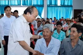 Thủ tướng Nguyễn Xuân Phúc thăm hỏi, động viên các đối tượng chính sách tỉnh Vĩnh Long. (Ảnh: Thống Nhất/TTXVN)