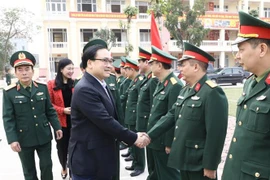 Bí thư Thành ủy Hà Nội Hoàng Trung Hải với cán bộ Tiểu đoàn Trinh sát 20 (Bộ Tư lệnh Thủ đô Hà Nội). (Ảnh: Văn Điệp/TTXVN)