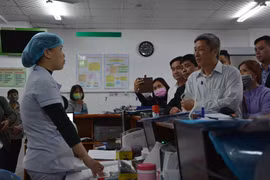 Thứ trưởng Bộ Y tế Nguyễn Trường Sơn đến kiểm tra công tác chuẩn bị phòng chống dịch bệnh nCov tại bệnh viện Đà Nẵng. (Ảnh: Văn Dũng/TTXVN)