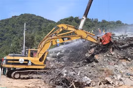 Lực lượng cứu hộ làm nhiệm vụ tại hiện trường vụ sập công trình đang thi công ở tỉnh Kep, Campuchia, ngày 4/1/2020. (Ảnh: THX/ TTXVN)