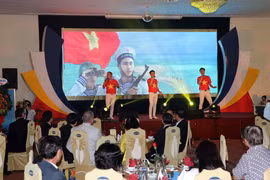 Biểu diễn nghệ thuật trong buổi gặp mặt kiều bào về quê đón Tết năm 2020 tại Đà Nẵng. (Ảnh: Trần Lê Lâm/TTXVN)