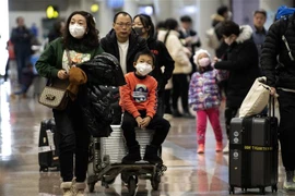 Hành khách đeo khẩu trang để phòng tránh sự lây lan của virus corona tại sân bay Bắc Kinh, Trung Quốc, ngày 21/1/2020. (Ảnh: AFP/ TTXVN)